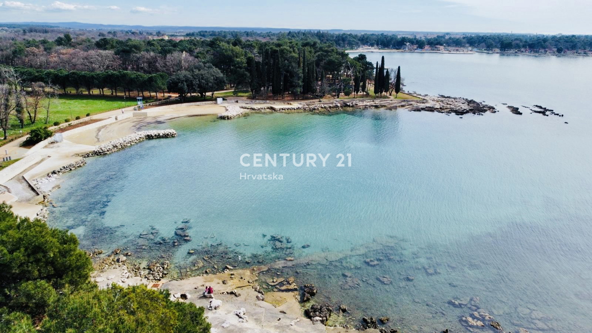 UMAG, IMMOBILE COMMERCIALE IN PRIMA FILA SUL MARE