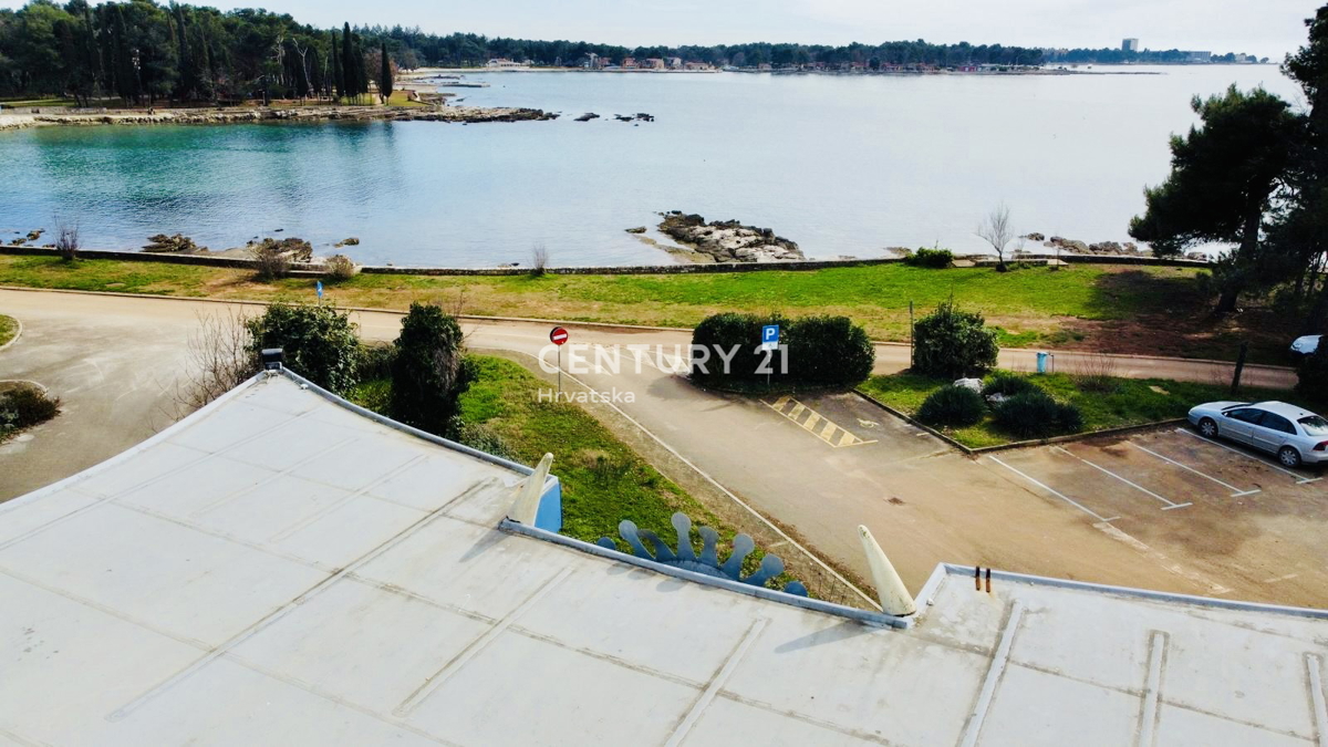 UMAG, IMMOBILE COMMERCIALE IN PRIMA FILA SUL MARE