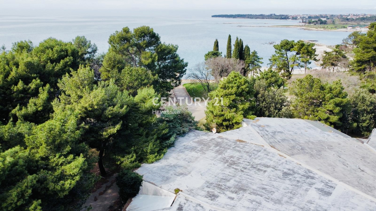 UMAG, IMMOBILE COMMERCIALE IN PRIMA FILA SUL MARE