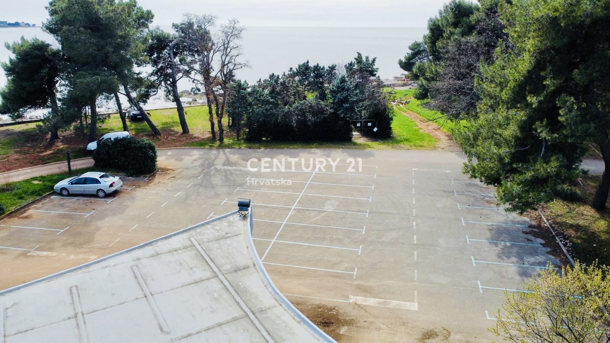 UMAG, IMMOBILE COMMERCIALE IN PRIMA FILA SUL MARE