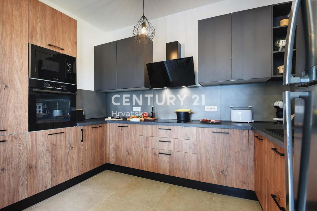 PULA, VILLA DI LUSSO NUOVA CON PISCINA