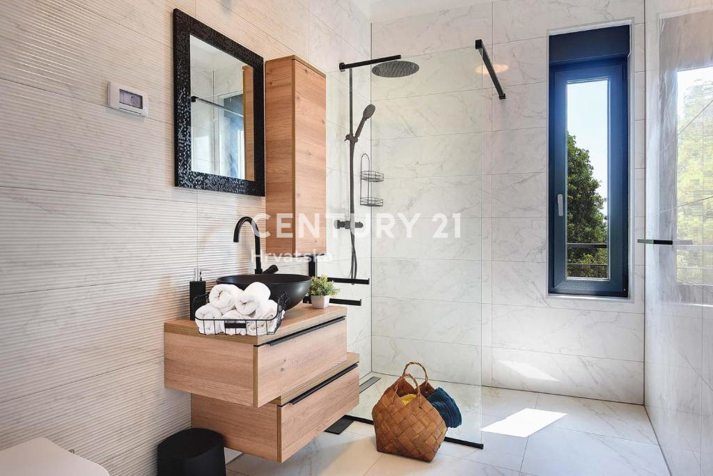 PULA, VILLA DI LUSSO NUOVA CON PISCINA