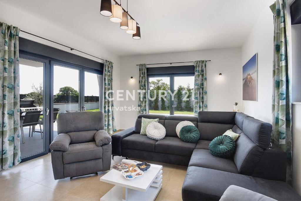 PULA, VILLA DI LUSSO NUOVA CON PISCINA