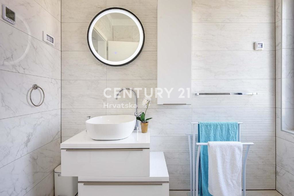 PULA, VILLA DI LUSSO NUOVA CON PISCINA