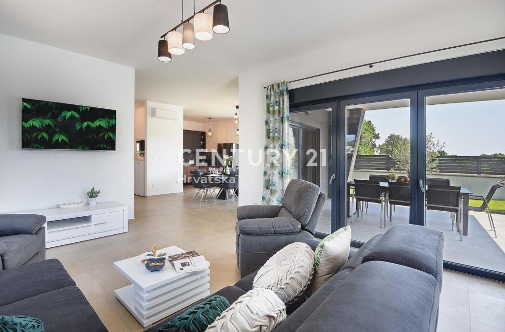 PULA, VILLA DI LUSSO NUOVA CON PISCINA