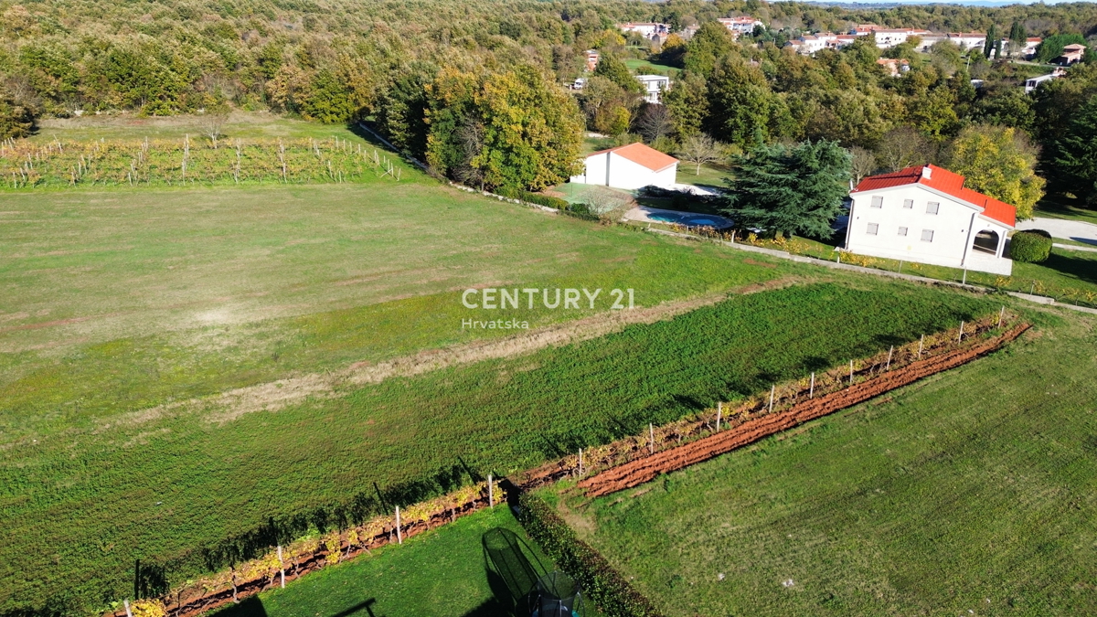 SVETVINČENAT, TERRENO EDIFICABILE AMPIO E ARIDO, VICINANZA A TUTTI I SERVIZI