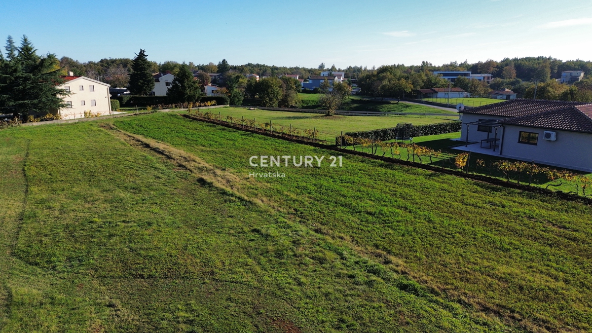 SVETVINČENAT, TERRENO EDIFICABILE AMPIO E ARIDO, VICINANZA A TUTTI I SERVIZI