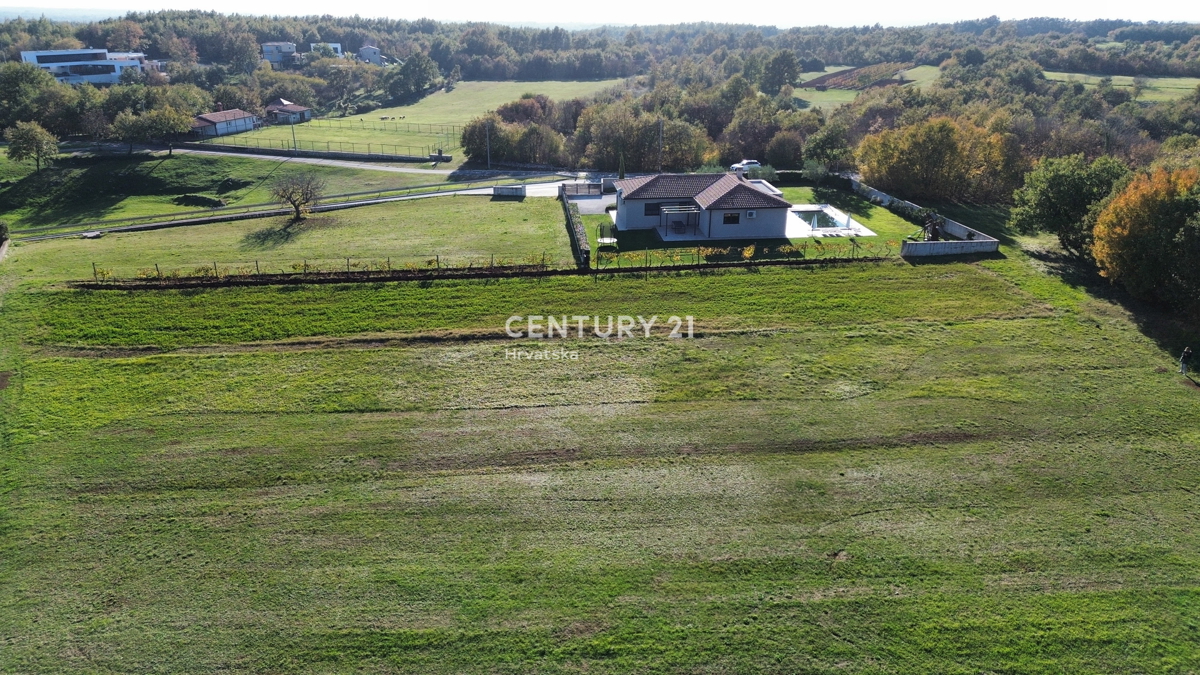 SVETVINČENAT, TERRENO EDIFICABILE AMPIO E ARIDO, VICINANZA A TUTTI I SERVIZI