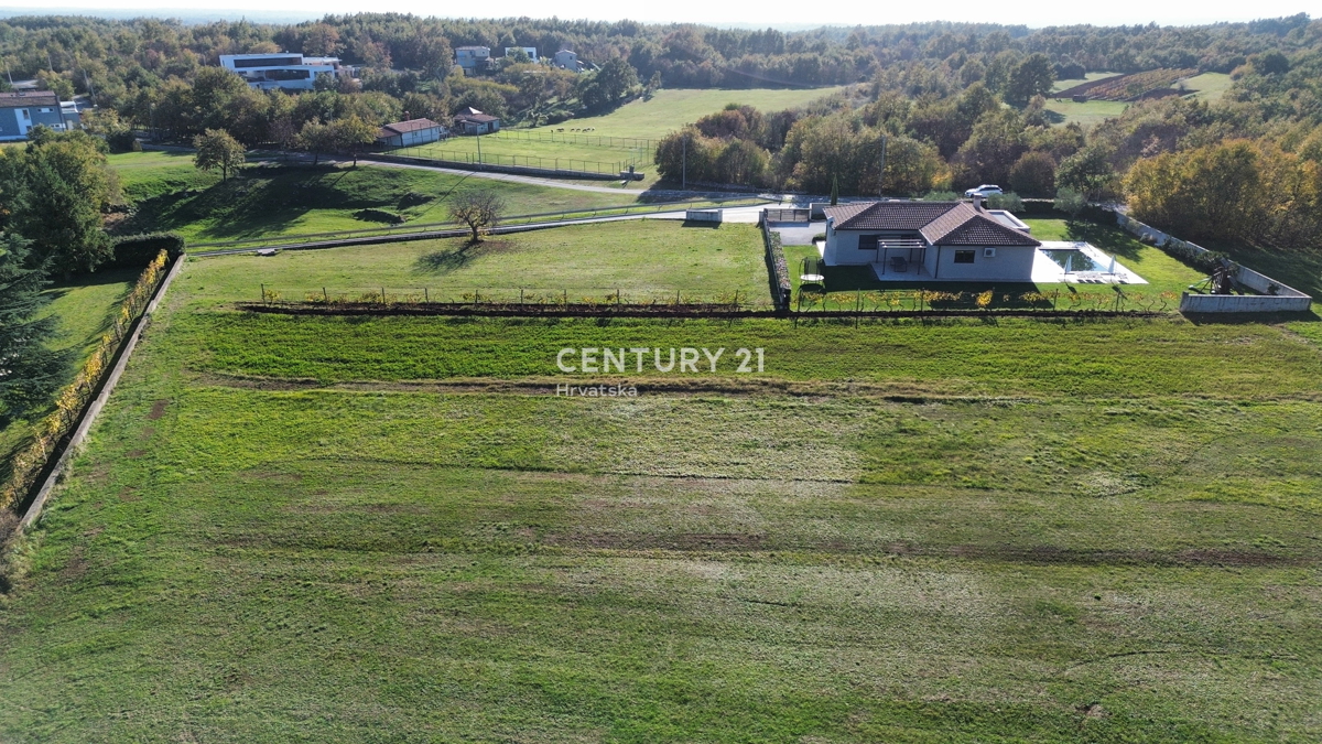 SVETVINČENAT, TERRENO EDIFICABILE AMPIO E ARIDO, VICINANZA A TUTTI I SERVIZI