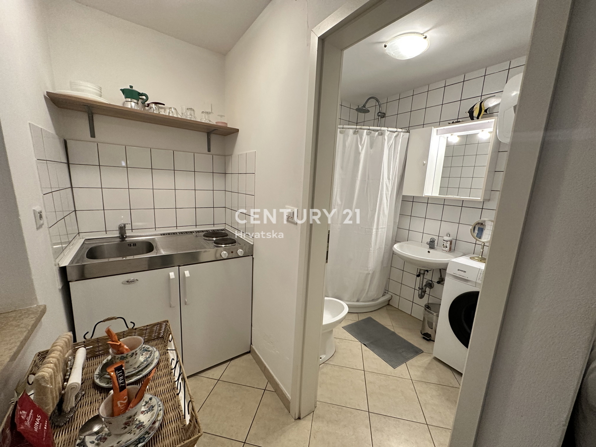 POREČ, CENTRO, POSIZIONE ECCELLENTE, CASA A SCHIERA CON DUE APPARTAMENTI SEPARATI