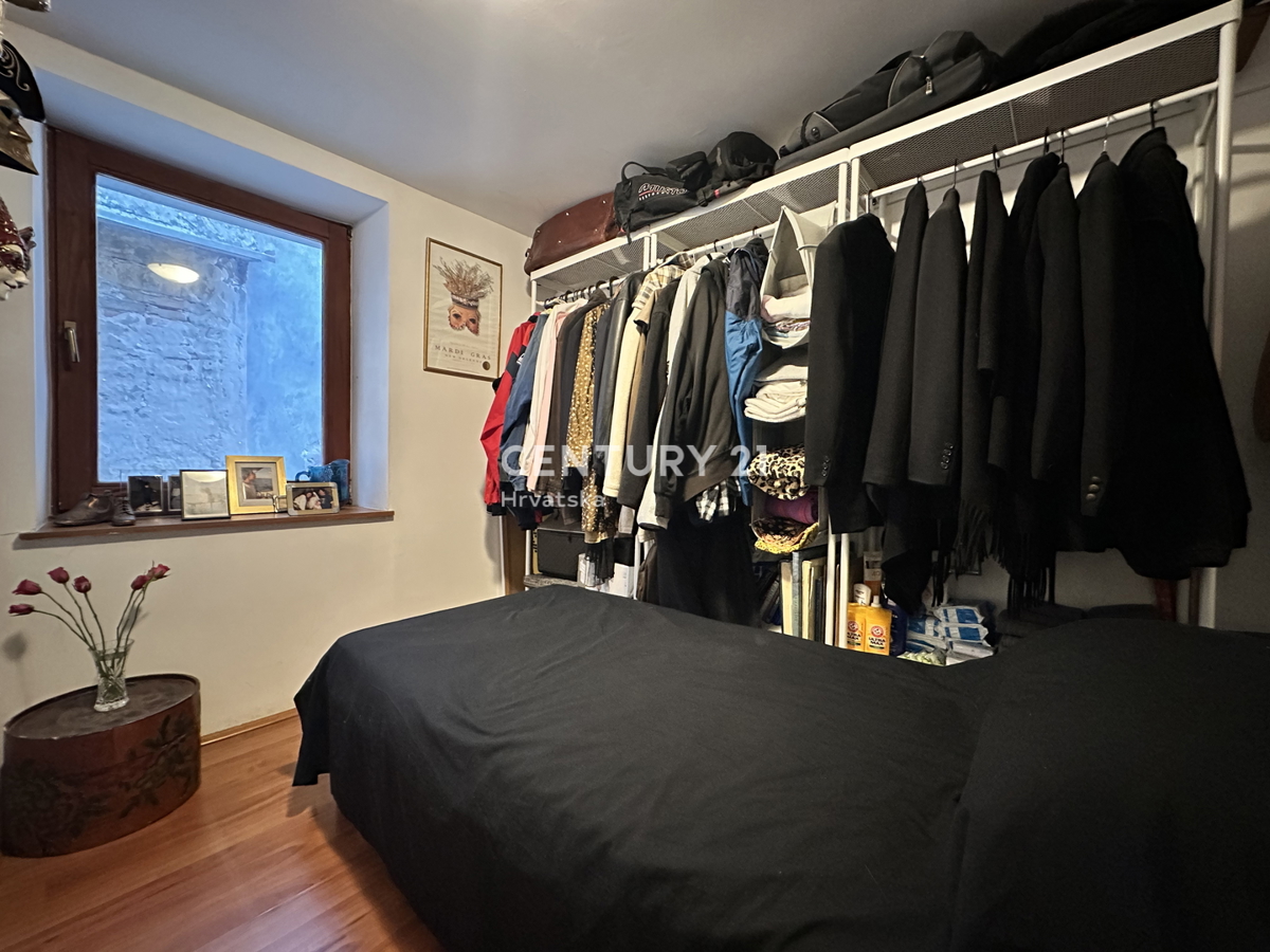 POREČ, CENTRO, POSIZIONE ECCELLENTE, CASA A SCHIERA CON DUE APPARTAMENTI SEPARATI