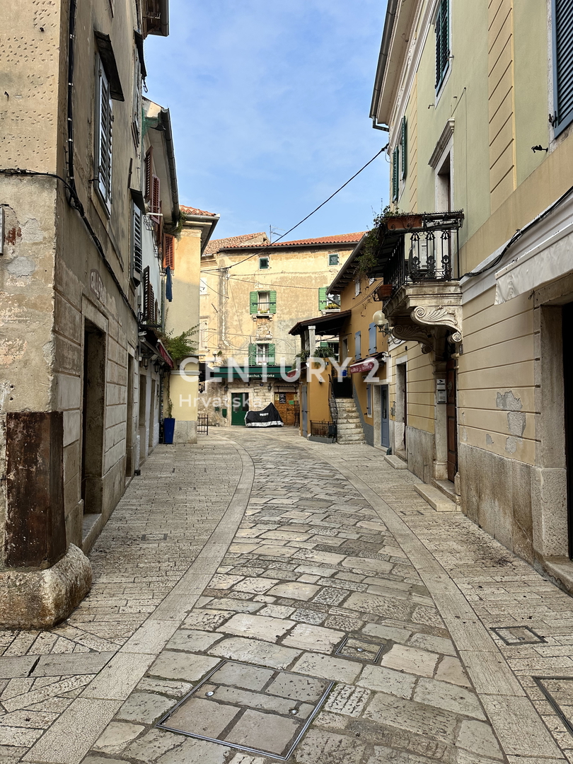 POREČ, CENTRO, POSIZIONE ECCELLENTE, CASA A SCHIERA CON DUE APPARTAMENTI SEPARATI