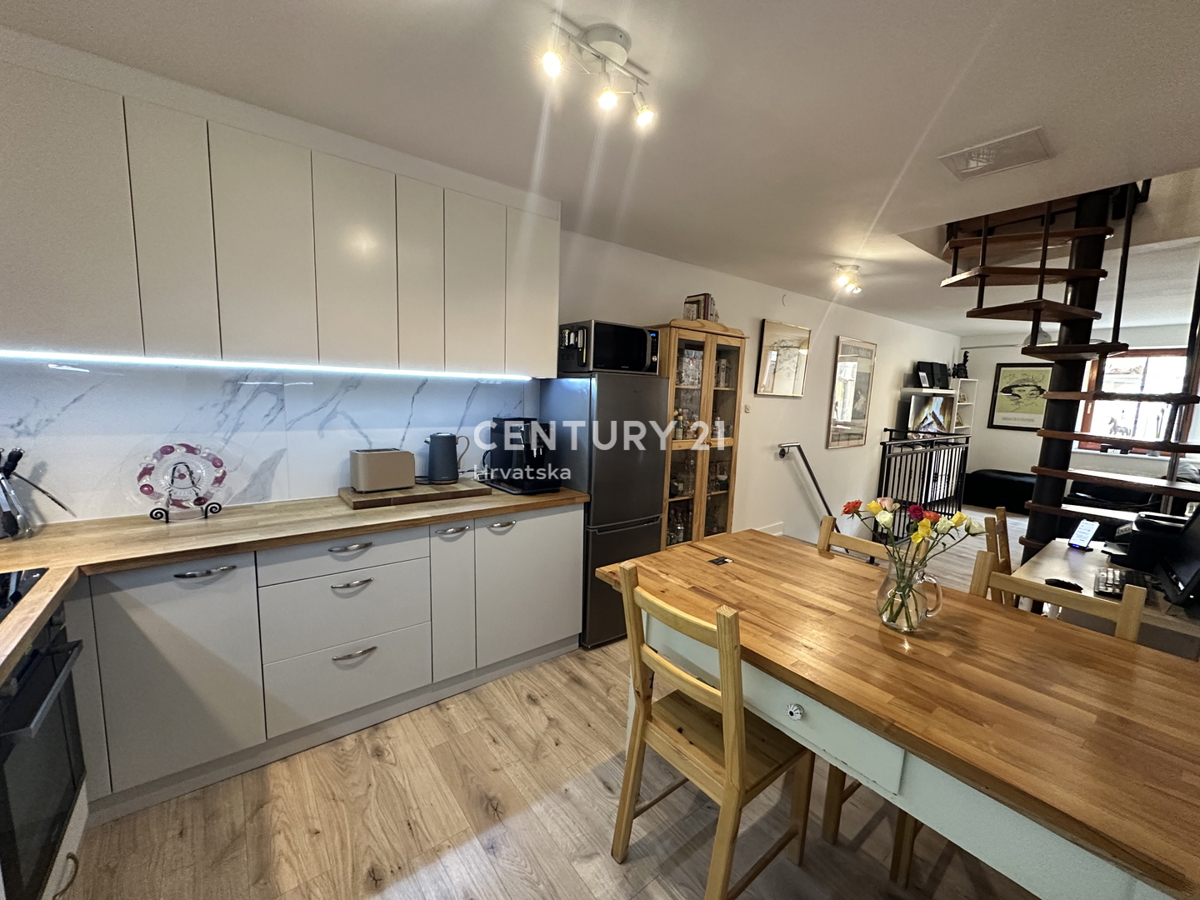 POREČ, CENTRO, POSIZIONE ECCELLENTE, CASA A SCHIERA CON DUE APPARTAMENTI SEPARATI