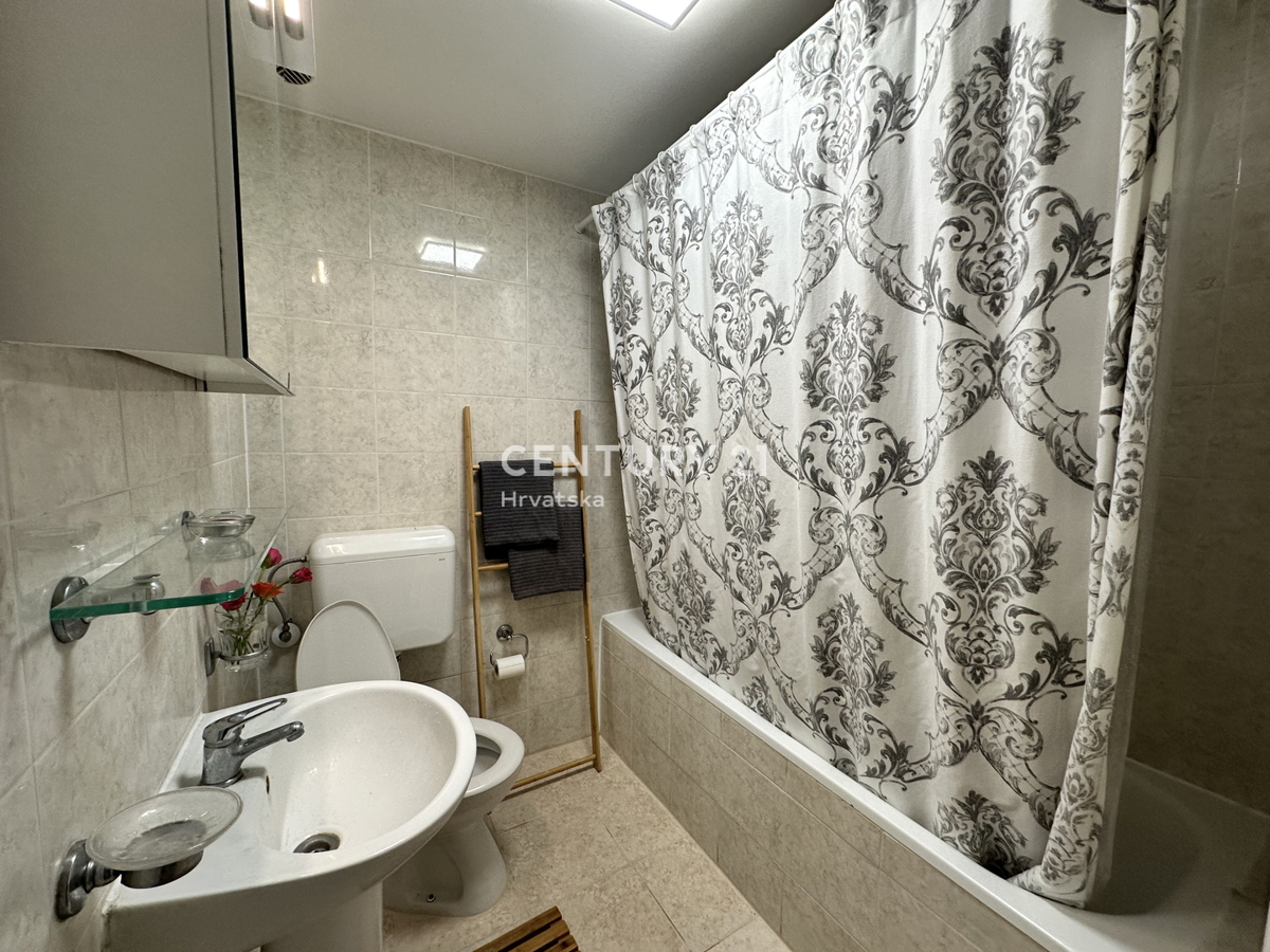 POREČ, CENTRO, POSIZIONE ECCELLENTE, CASA A SCHIERA CON DUE APPARTAMENTI SEPARATI