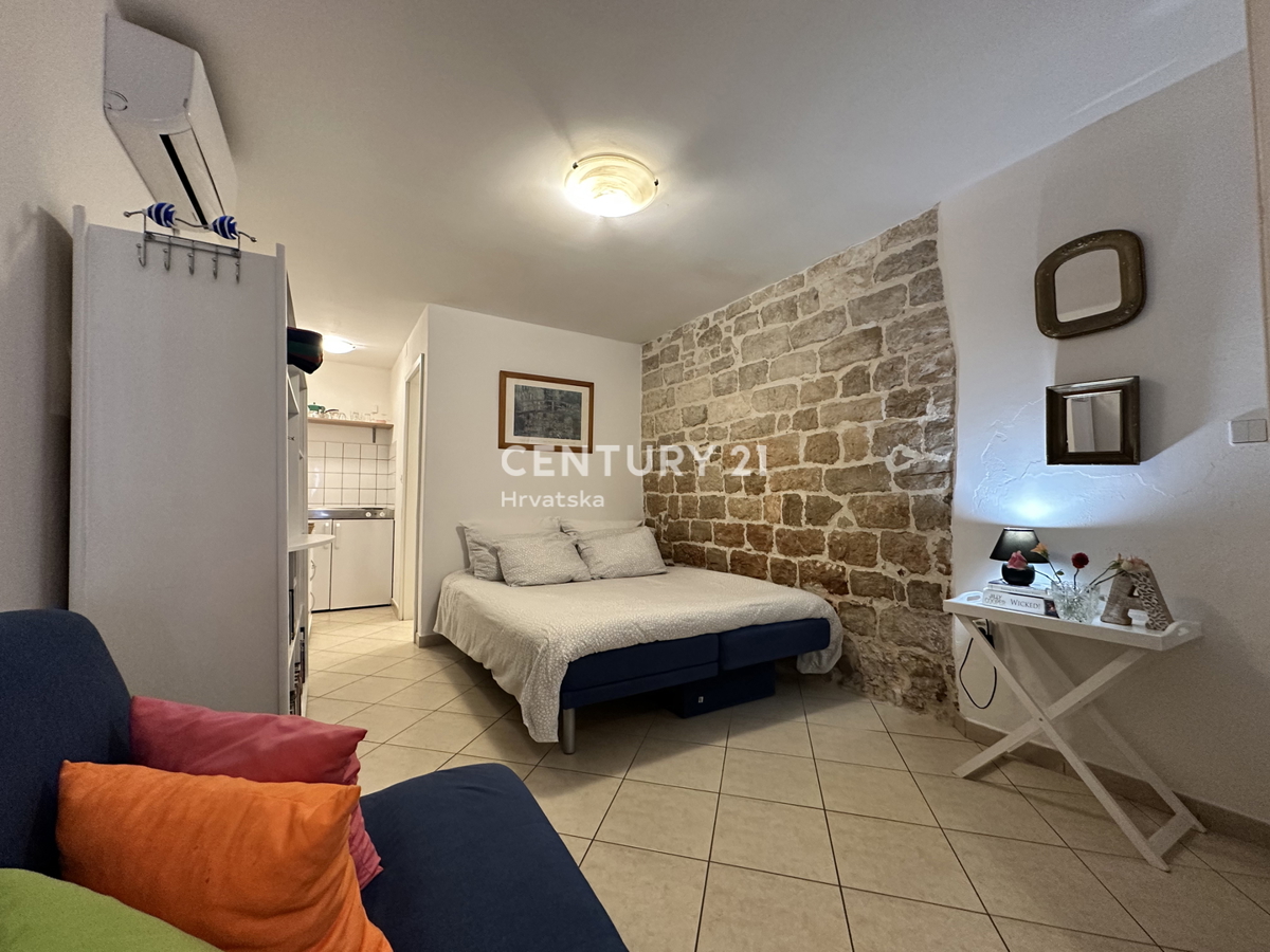 POREČ, CENTRO, POSIZIONE ECCELLENTE, CASA A SCHIERA CON DUE APPARTAMENTI SEPARATI