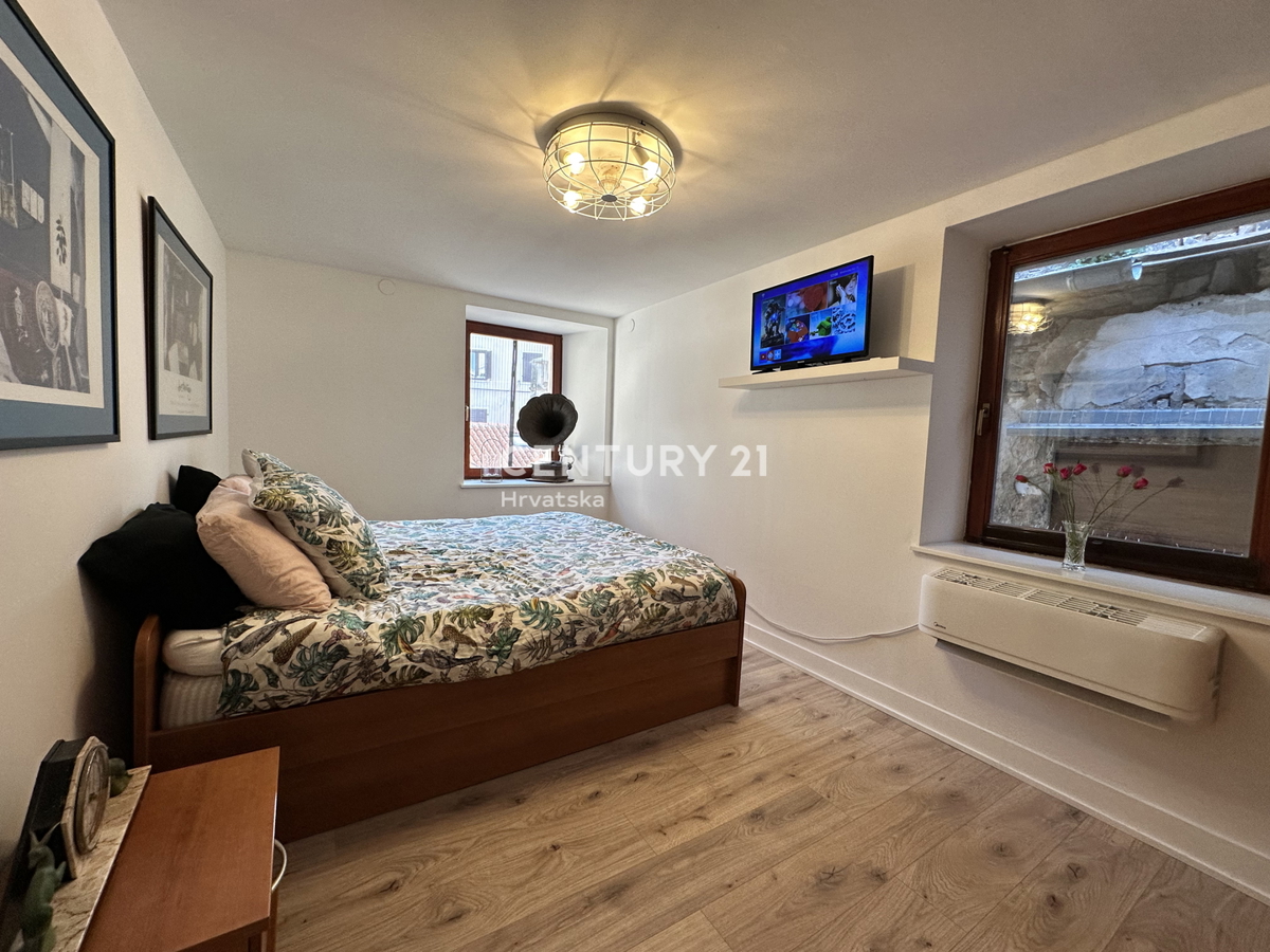 POREČ, CENTRO, POSIZIONE ECCELLENTE, CASA A SCHIERA CON DUE APPARTAMENTI SEPARATI