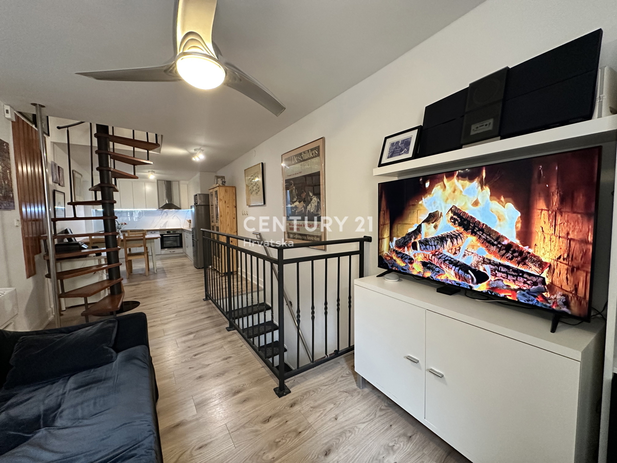 POREČ, CENTRO, POSIZIONE ECCELLENTE, CASA A SCHIERA CON DUE APPARTAMENTI SEPARATI