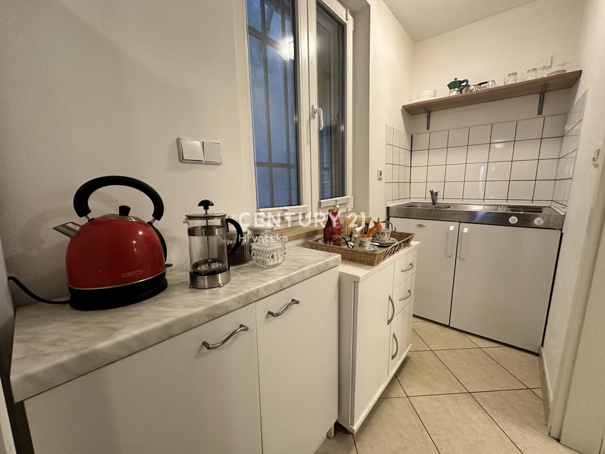 POREČ, CENTRO, POSIZIONE ECCELLENTE, CASA A SCHIERA CON DUE APPARTAMENTI SEPARATI