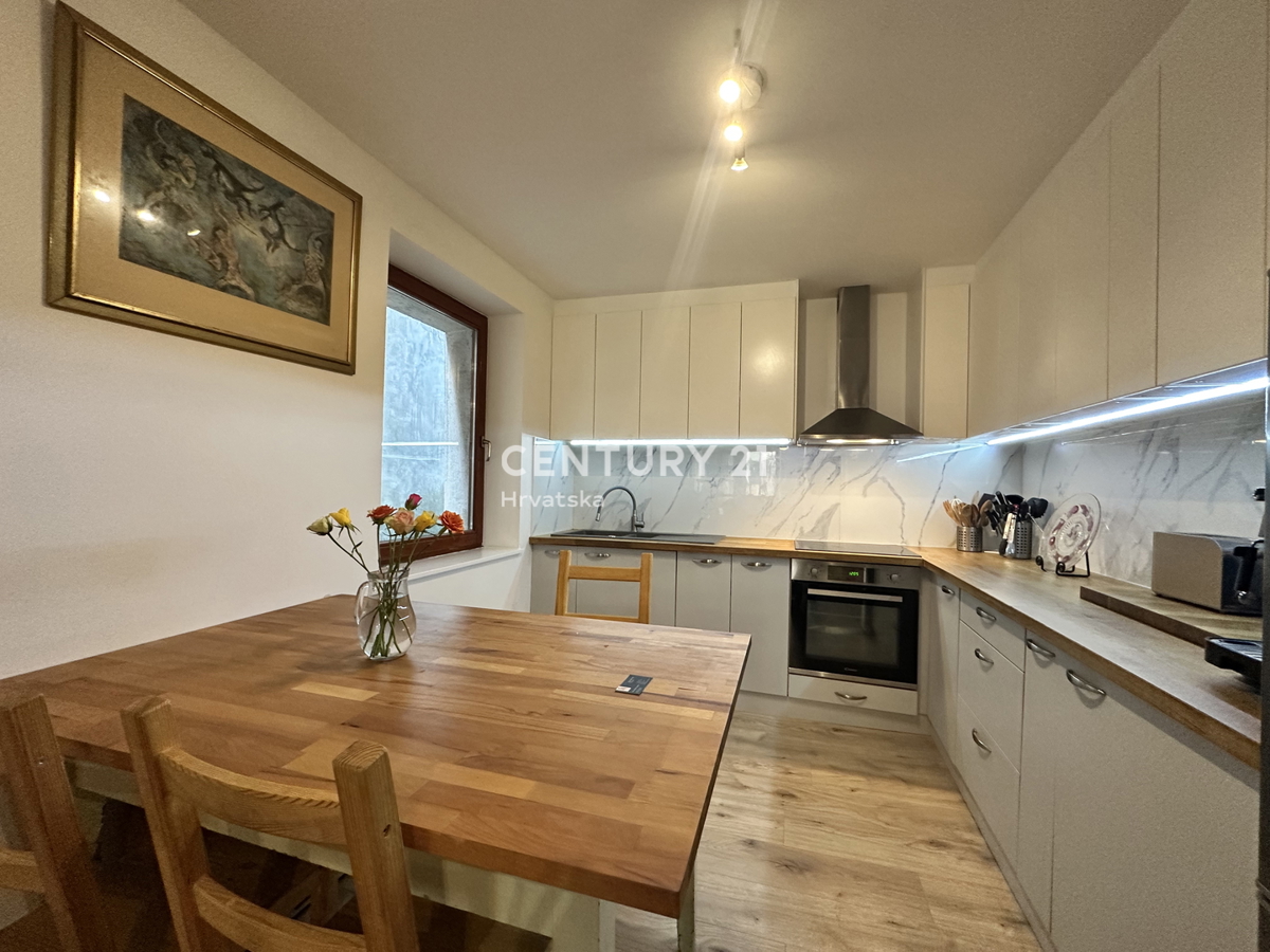 POREČ, CENTRO, POSIZIONE ECCELLENTE, CASA A SCHIERA CON DUE APPARTAMENTI SEPARATI