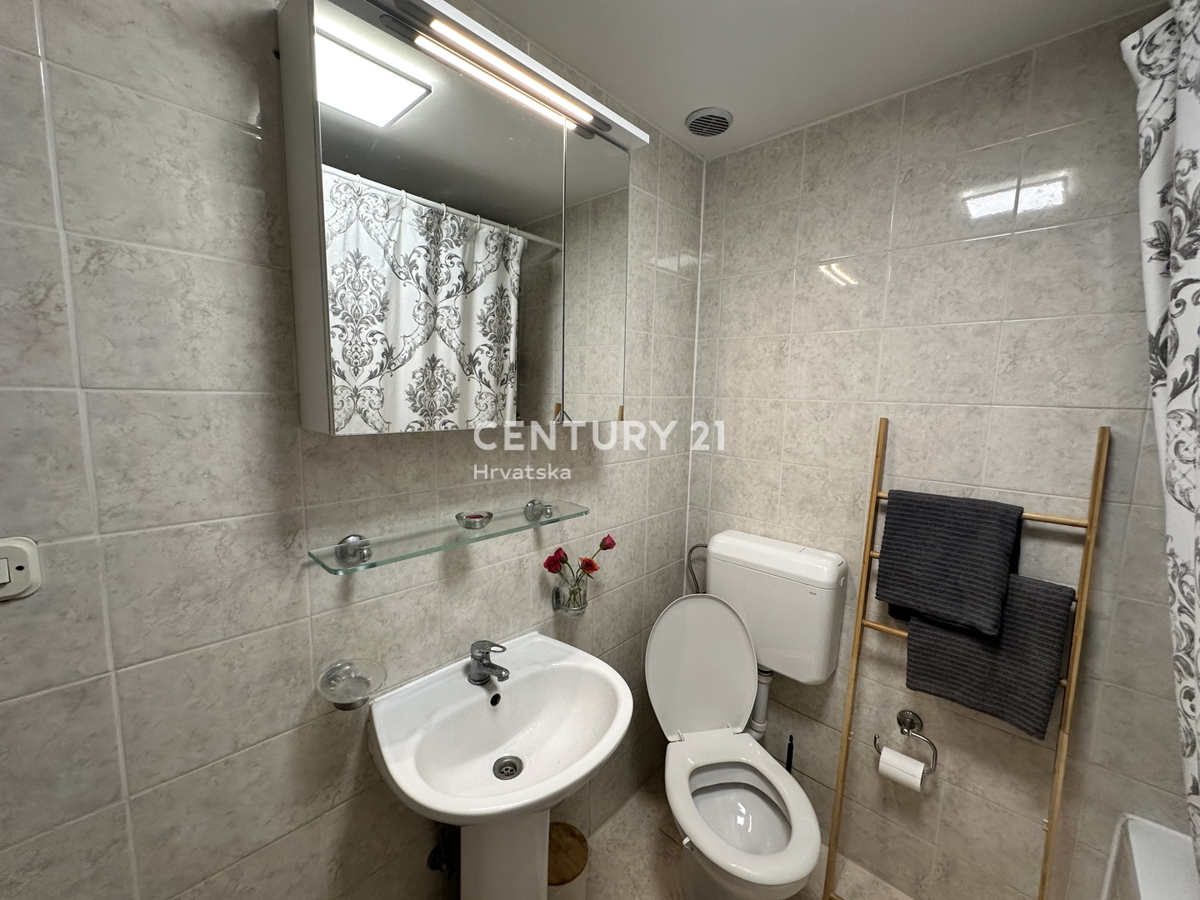 POREČ, CENTRO, POSIZIONE ECCELLENTE, CASA A SCHIERA CON DUE APPARTAMENTI SEPARATI