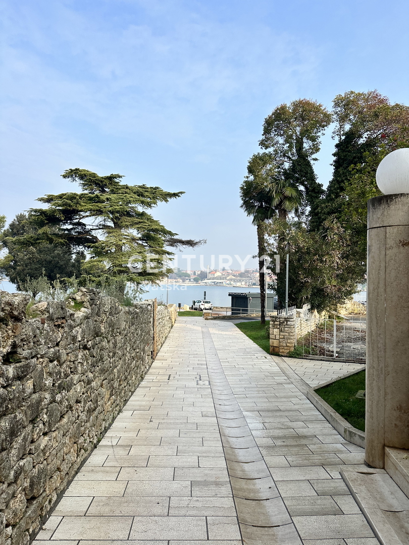 POREČ, CENTRO, POSIZIONE ECCELLENTE, CASA A SCHIERA CON DUE APPARTAMENTI SEPARATI