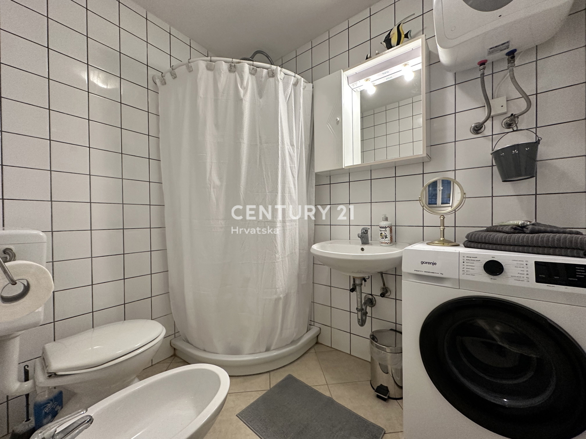 POREČ, CENTRO, POSIZIONE ECCELLENTE, CASA A SCHIERA CON DUE APPARTAMENTI SEPARATI