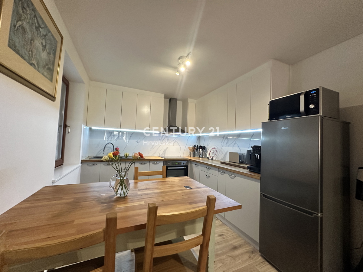 POREČ, CENTRO, POSIZIONE ECCELLENTE, CASA A SCHIERA CON DUE APPARTAMENTI SEPARATI