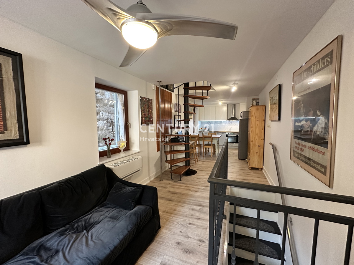 POREČ, CENTRO, POSIZIONE ECCELLENTE, CASA A SCHIERA CON DUE APPARTAMENTI SEPARATI