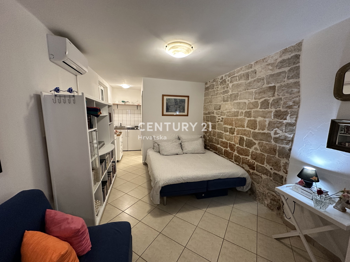 POREČ, CENTRO, POSIZIONE ECCELLENTE, CASA A SCHIERA CON DUE APPARTAMENTI SEPARATI