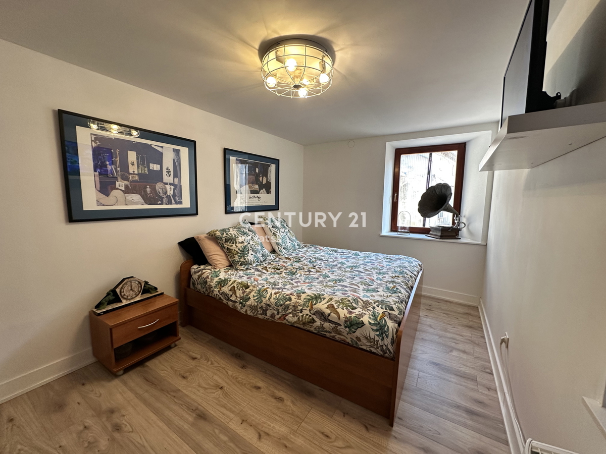 POREČ, CENTRO, POSIZIONE ECCELLENTE, CASA A SCHIERA CON DUE APPARTAMENTI SEPARATI