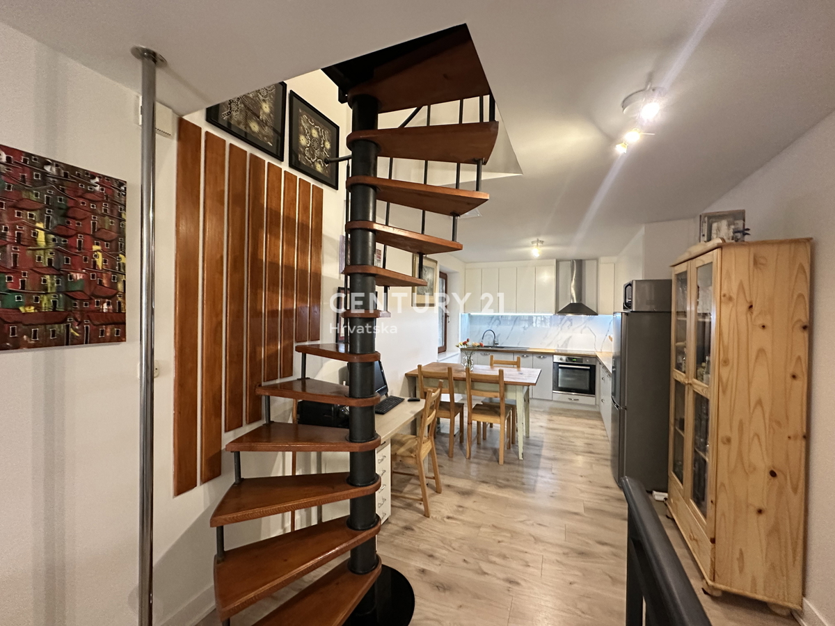 POREČ, CENTRO, POSIZIONE ECCELLENTE, CASA A SCHIERA CON DUE APPARTAMENTI SEPARATI