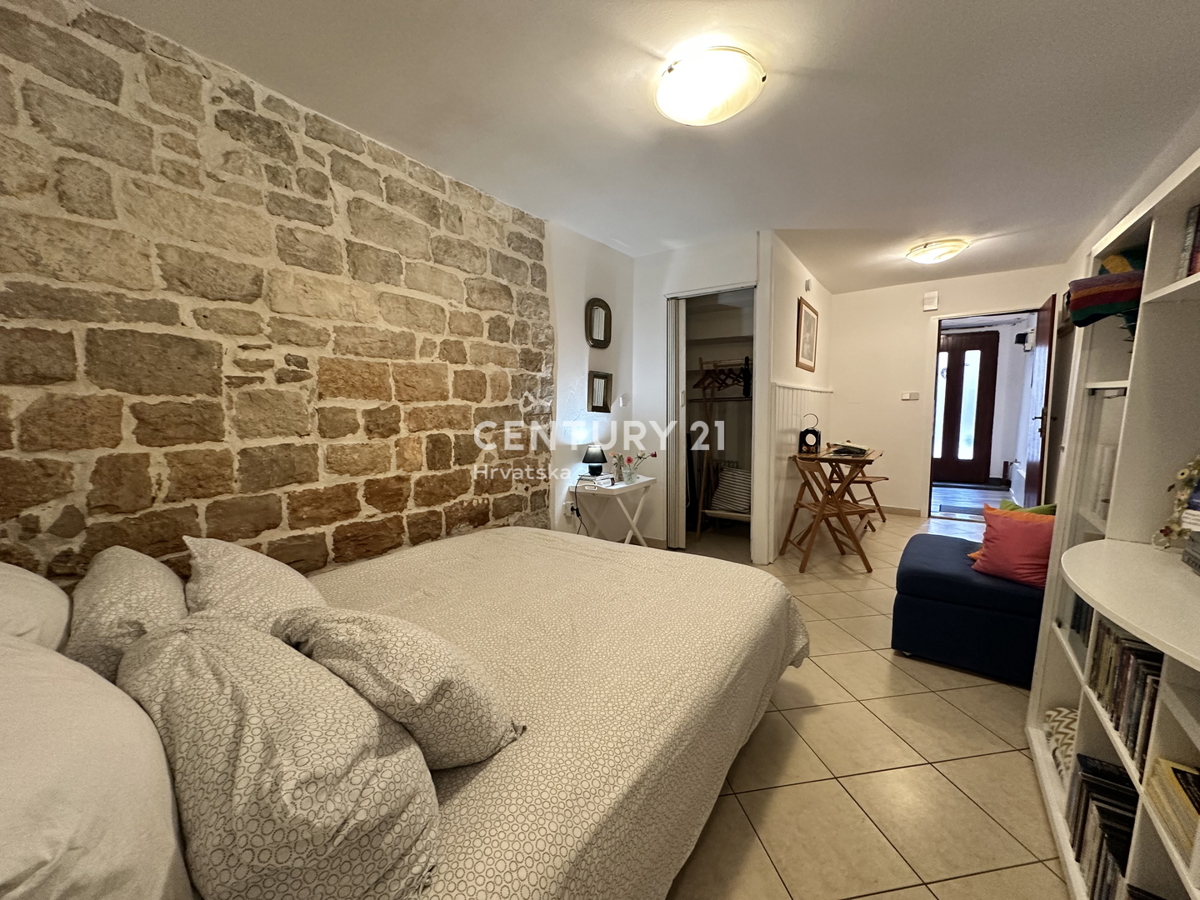 POREČ, CENTRO, POSIZIONE ECCELLENTE, CASA A SCHIERA CON DUE APPARTAMENTI SEPARATI