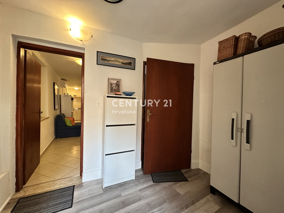 POREČ, CENTRO, POSIZIONE ECCELLENTE, CASA A SCHIERA CON DUE APPARTAMENTI SEPARATI