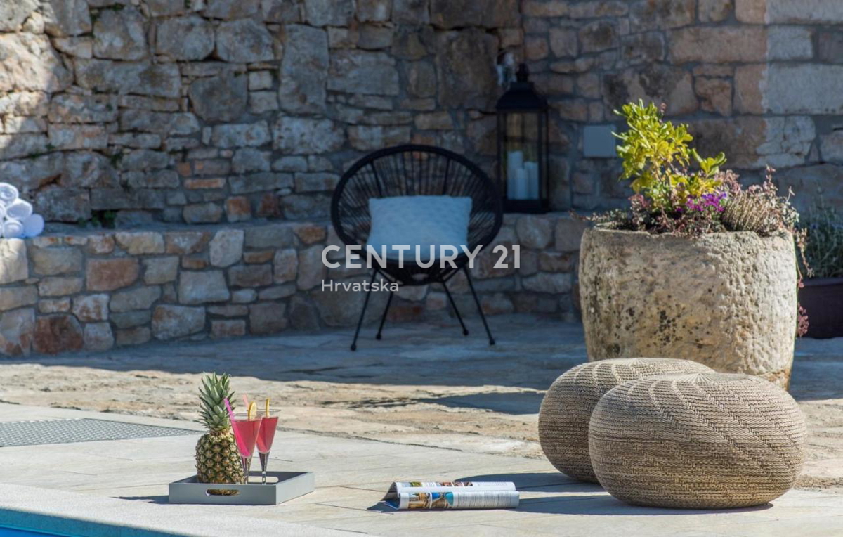 VRSAR, VILLA IN PIETRA CON PISCINA