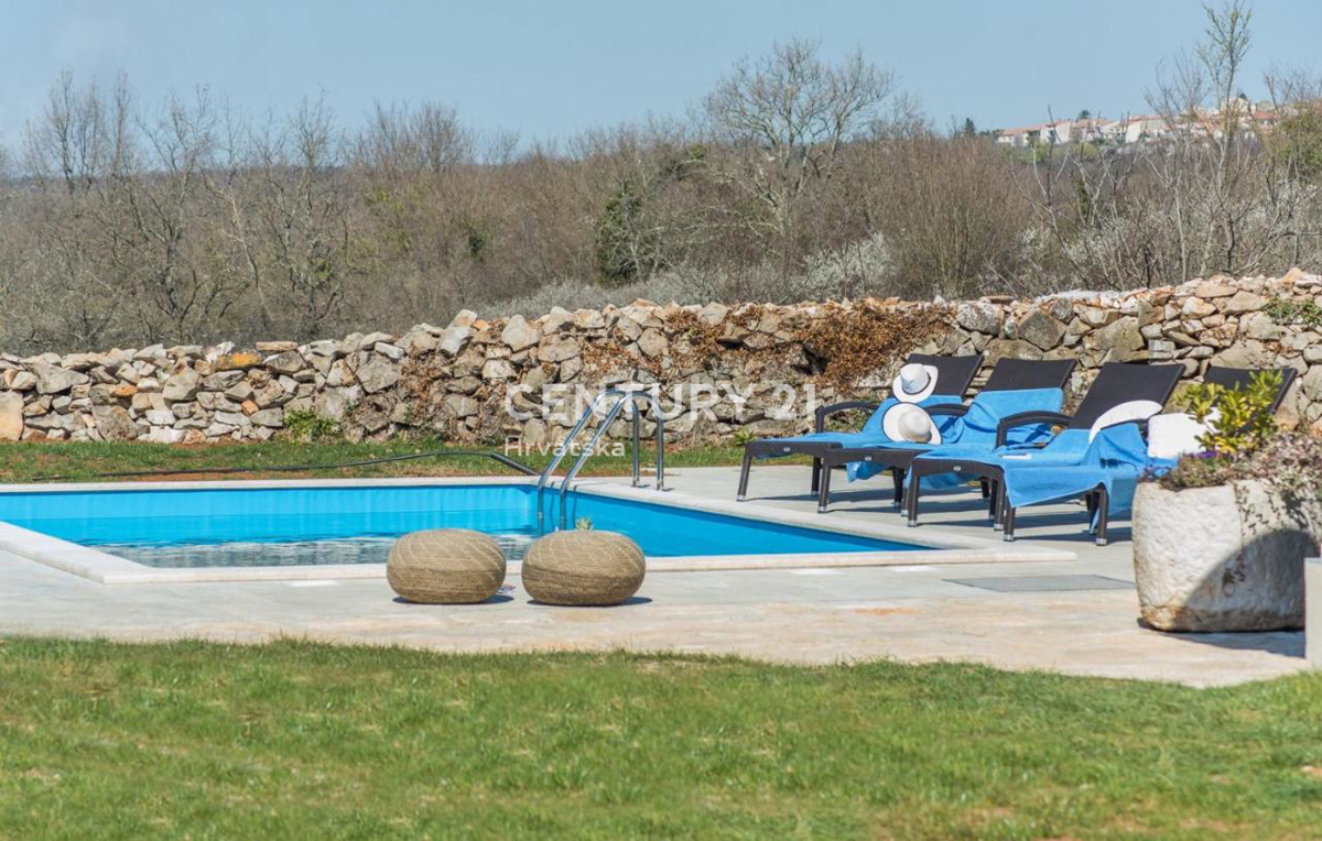 VRSAR, VILLA IN PIETRA CON PISCINA