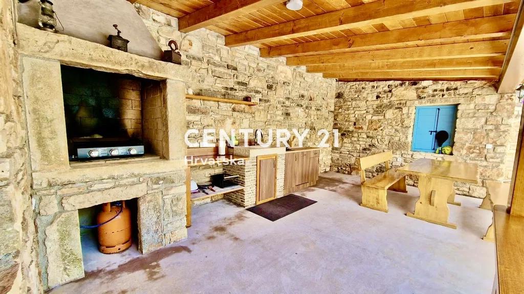 VRSAR, VILLA IN PIETRA CON PISCINA