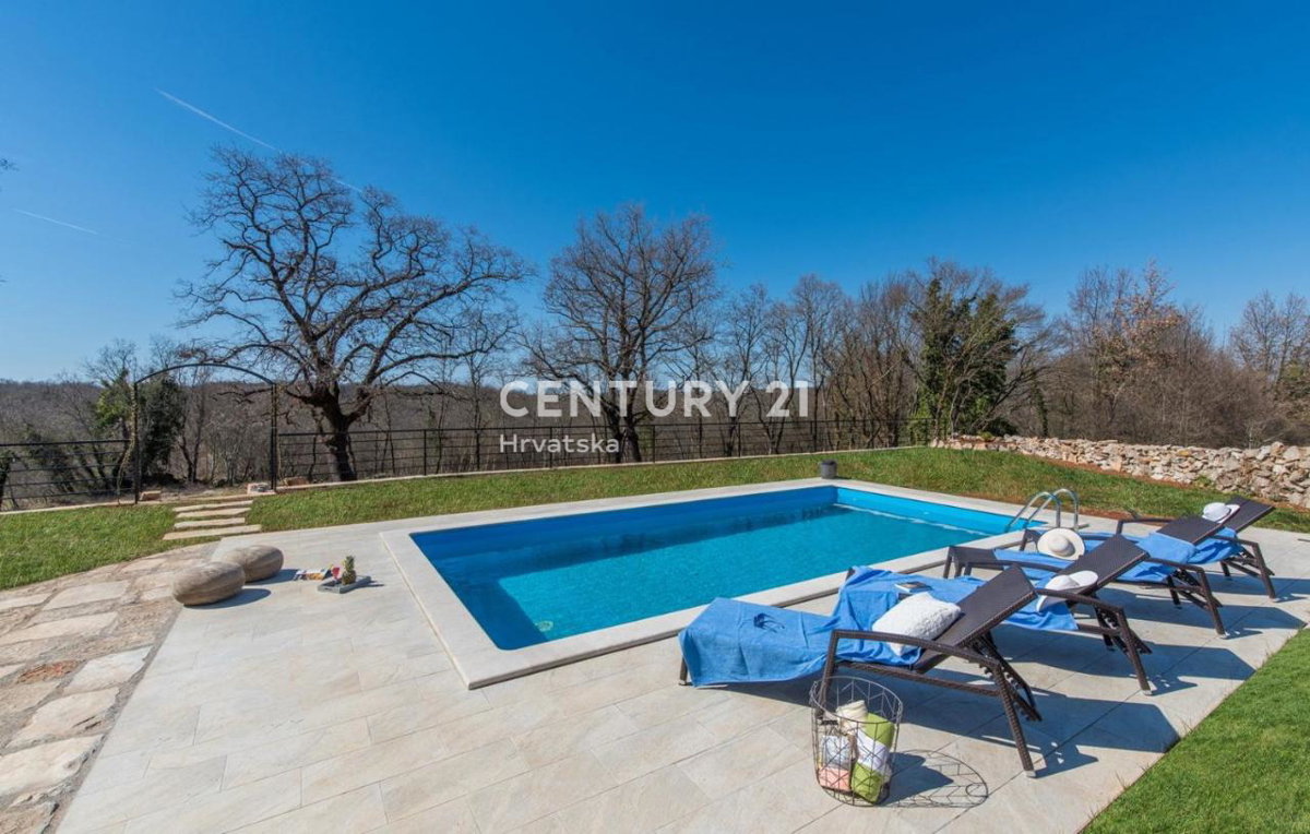 VRSAR, VILLA IN PIETRA CON PISCINA