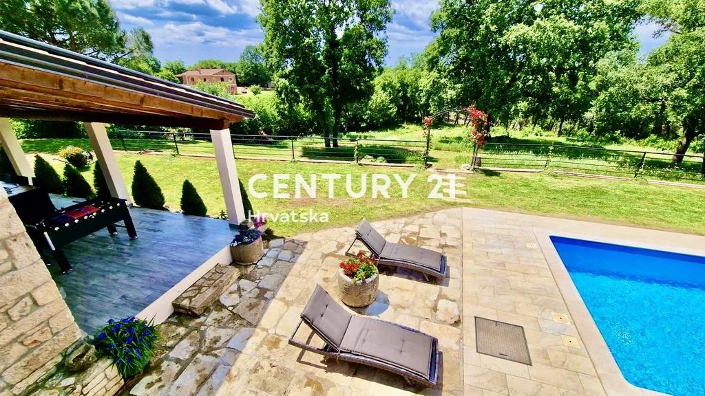 VRSAR, VILLA IN PIETRA CON PISCINA