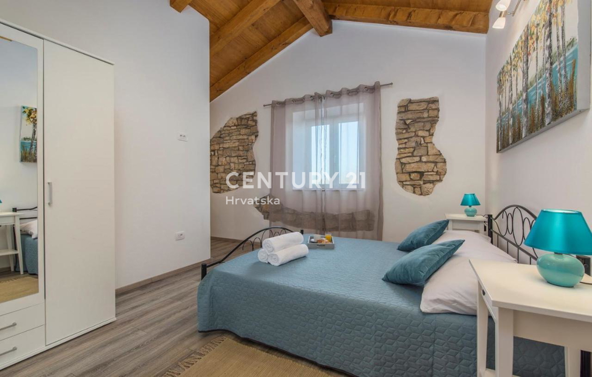 VRSAR, VILLA IN PIETRA CON PISCINA