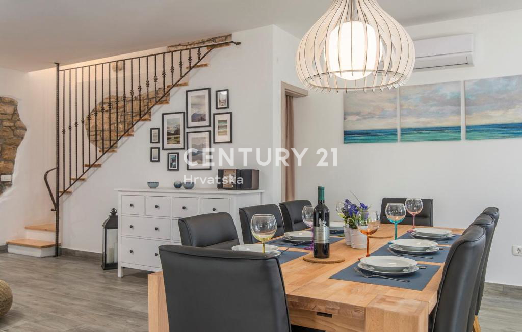 VRSAR, VILLA IN PIETRA CON PISCINA