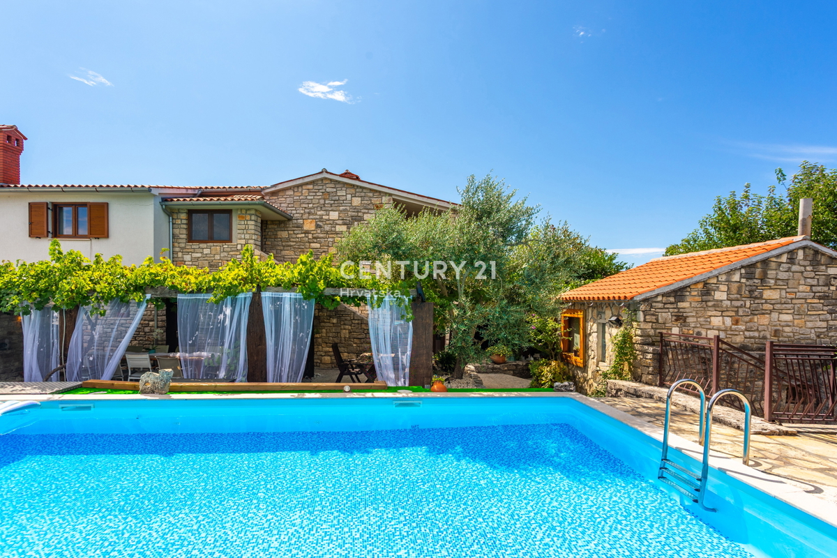 ROVINJ, VENDESI CASA CON TRE UNITÀ ABITATIVE CON PISCINA E TERRENO AGRICOLO