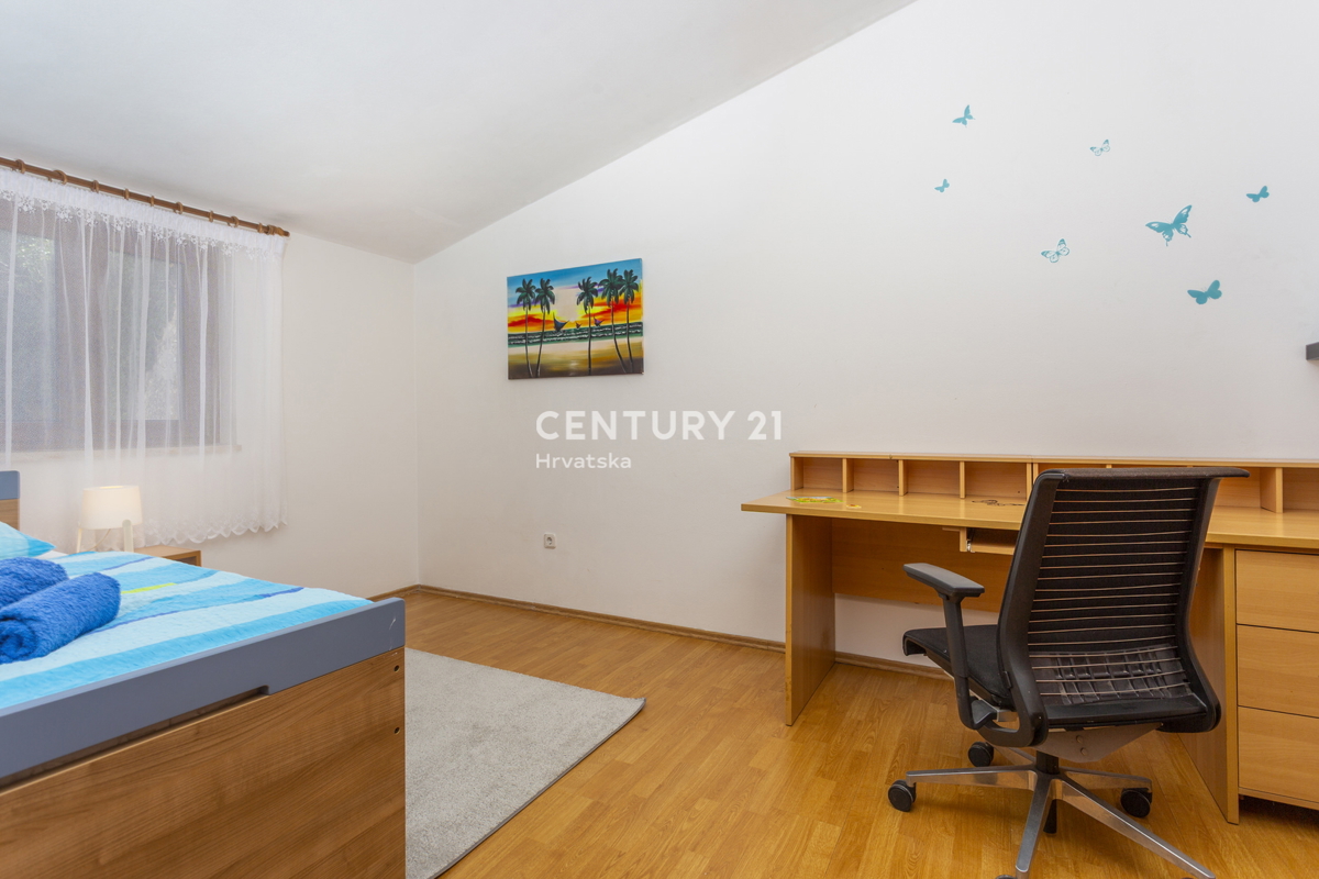 ROVINJ, VENDESI CASA CON TRE UNITÀ ABITATIVE CON PISCINA E TERRENO AGRICOLO