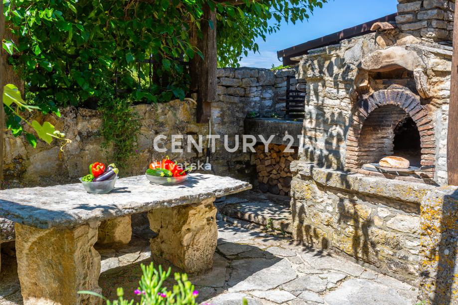 ROVINJ, VENDESI CASA CON TRE UNITÀ ABITATIVE CON PISCINA E TERRENO AGRICOLO