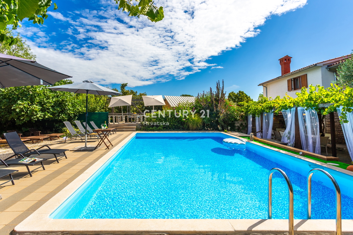 ROVINJ, VENDESI CASA CON TRE UNITÀ ABITATIVE CON PISCINA E TERRENO AGRICOLO