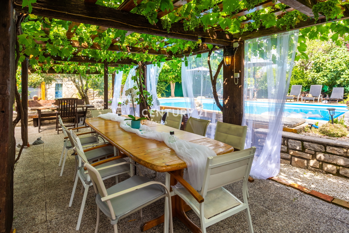 ROVINJ, VENDESI CASA CON TRE UNITÀ ABITATIVE CON PISCINA E TERRENO AGRICOLO