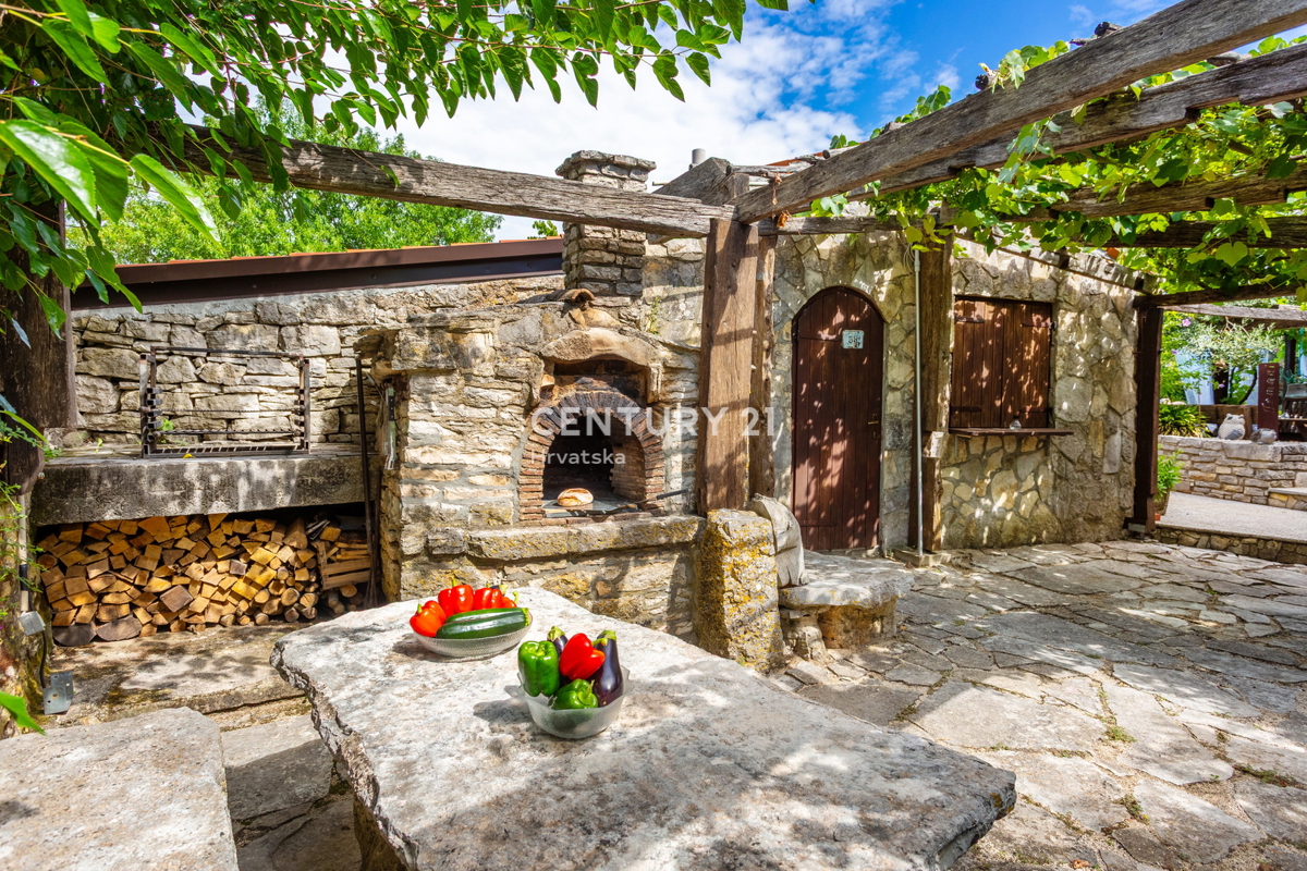 ROVINJ, VENDESI CASA CON TRE UNITÀ ABITATIVE CON PISCINA E TERRENO AGRICOLO