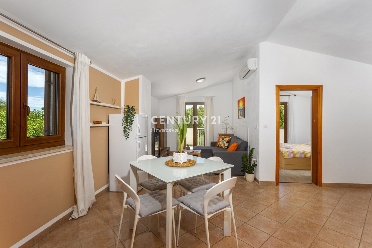 ROVINJ, VENDESI CASA CON TRE UNITÀ ABITATIVE CON PISCINA E TERRENO AGRICOLO