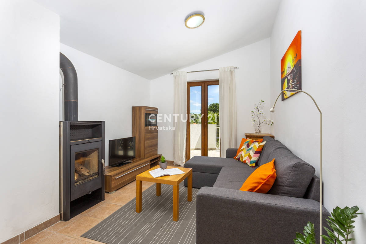 ROVINJ, VENDESI CASA CON TRE UNITÀ ABITATIVE CON PISCINA E TERRENO AGRICOLO