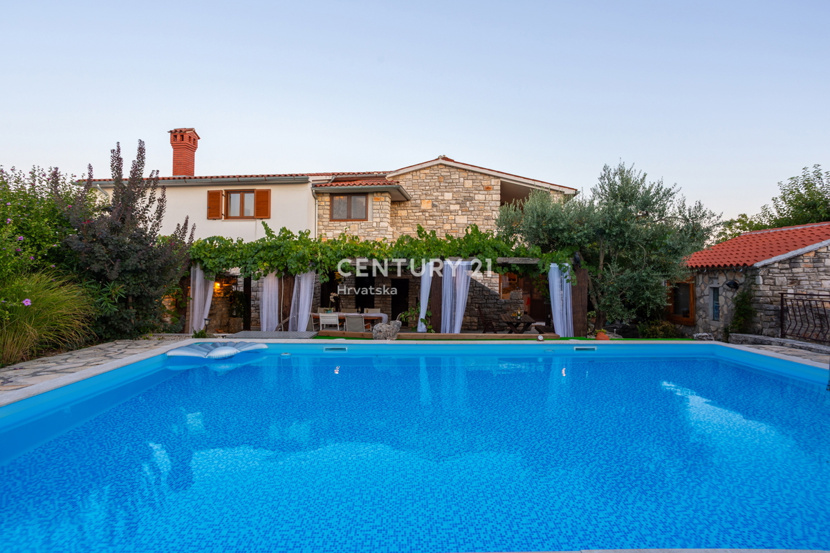 ROVINJ, VENDESI CASA CON TRE UNITÀ ABITATIVE CON PISCINA E TERRENO AGRICOLO
