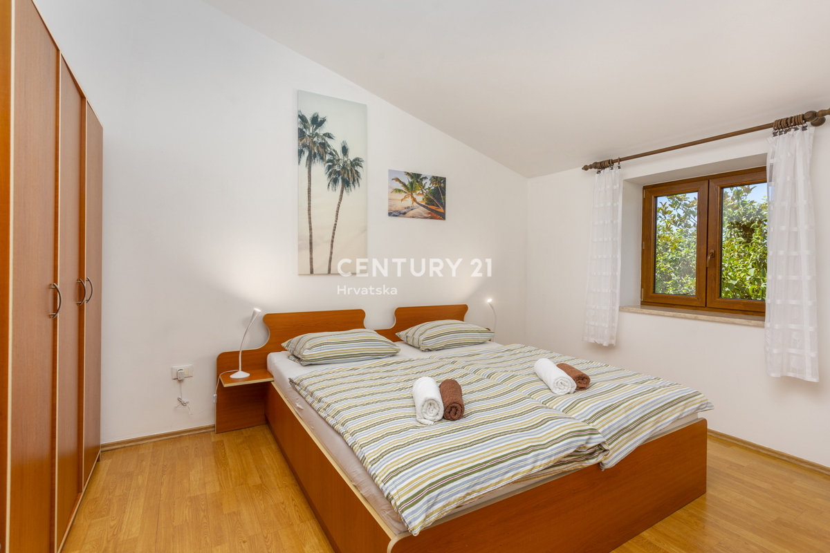 ROVINJ, VENDESI CASA CON TRE UNITÀ ABITATIVE CON PISCINA E TERRENO AGRICOLO